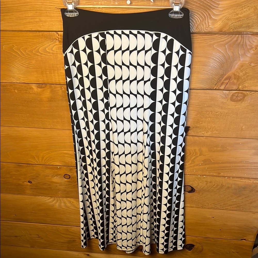 New York & Company Stretch Black White Geometric Patterned‎ Maxi Skirt XS Career